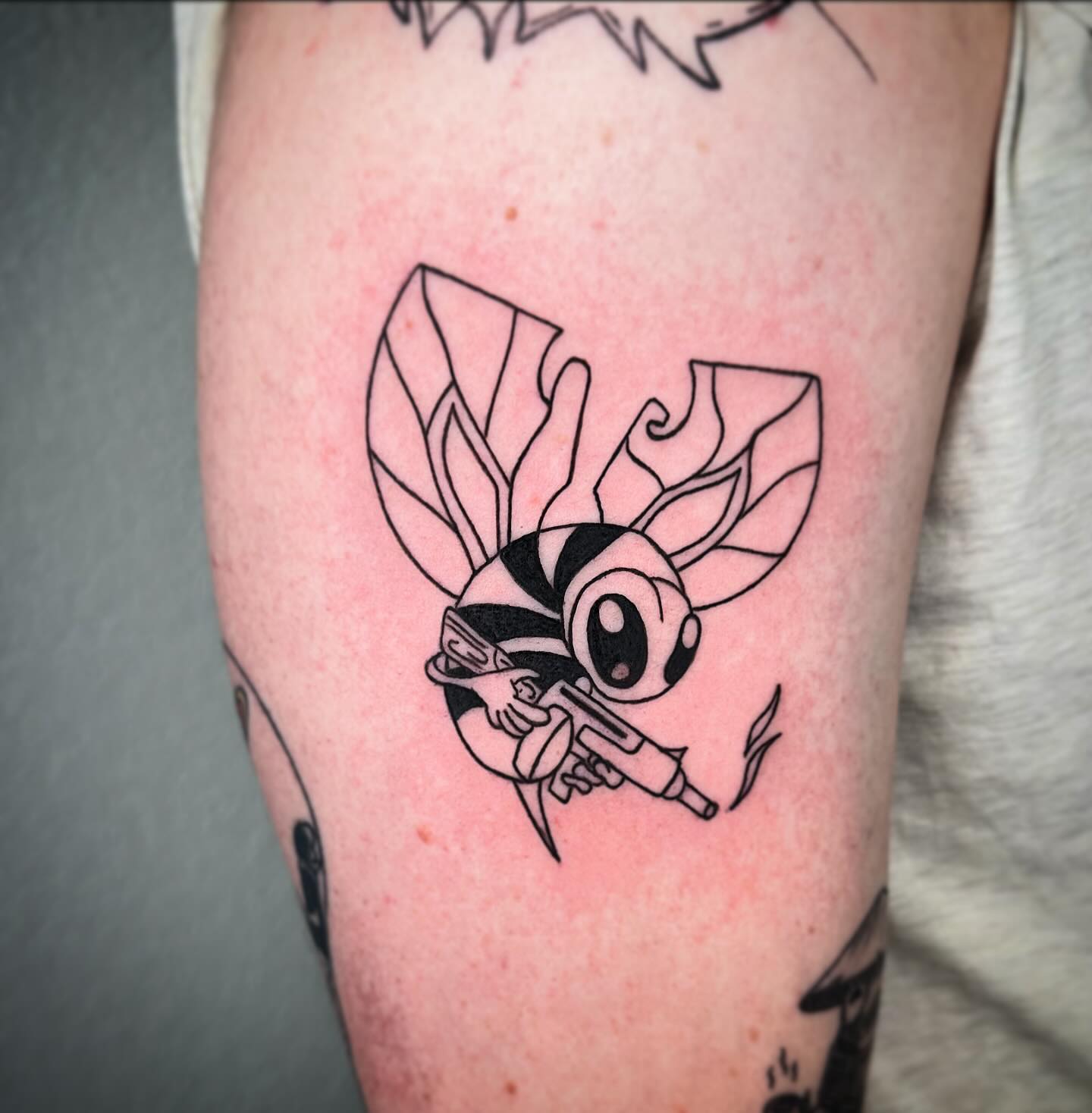 Abeille avec une arme